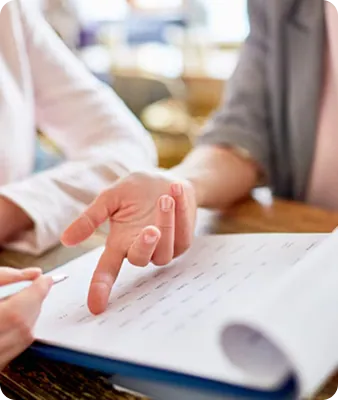 Deux personnes examinant un document de contrat d'intervention antinuisible
